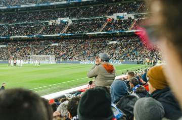 记者：西汉姆绝平球被取消的判罚正确，拉亚的手被完全锁住了（配图示意）